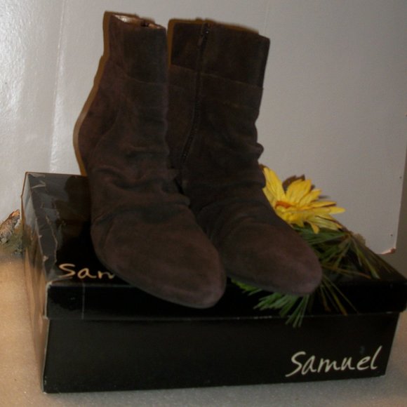 SAMUEL 9M Genuine Brown Suede Slouchy Booties NEW 2 5/8" Heel Zip Up - Picture 2 of 13
